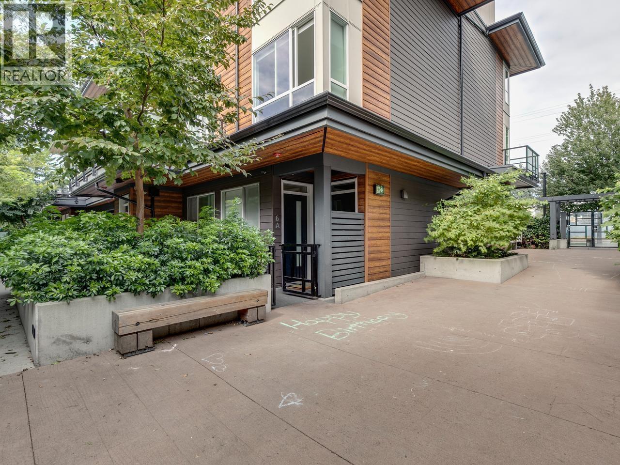 8 533 E 3RD STREET, North Vancouver