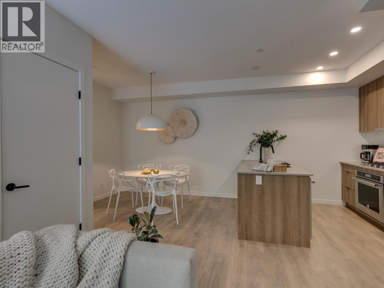 8 533 E 3RD STREET, North Vancouver