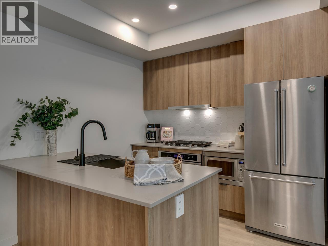 8 533 E 3RD STREET, North Vancouver
