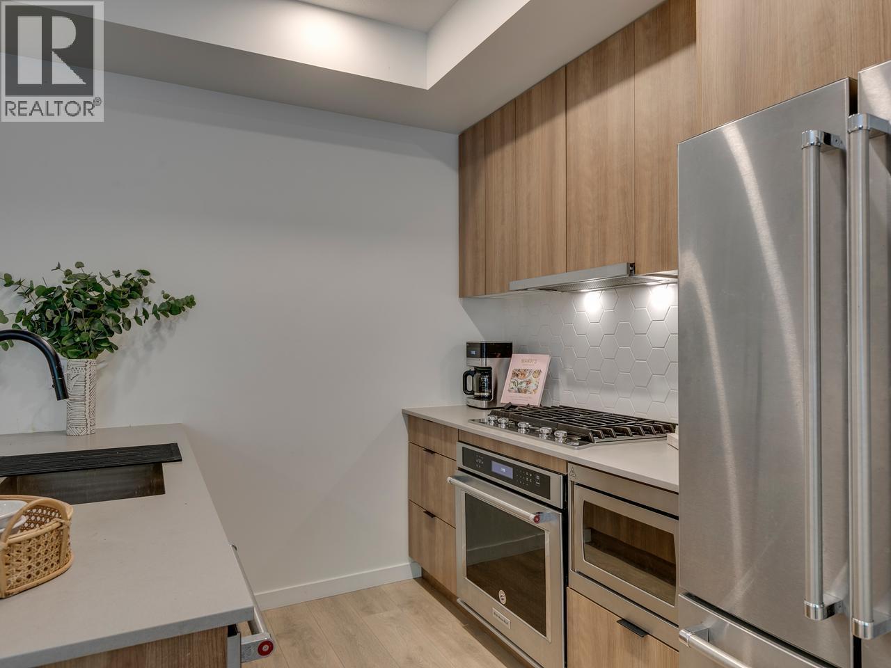 8 533 E 3RD STREET, North Vancouver
