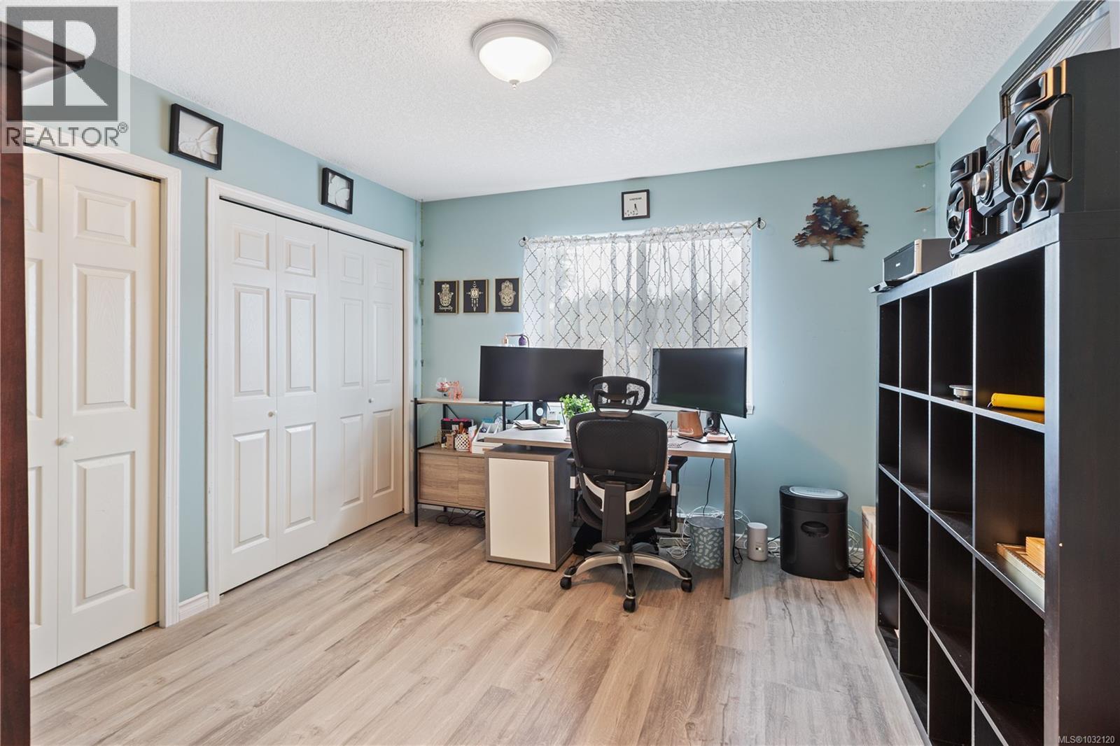 4895 FAIRBROOK CRES - 11