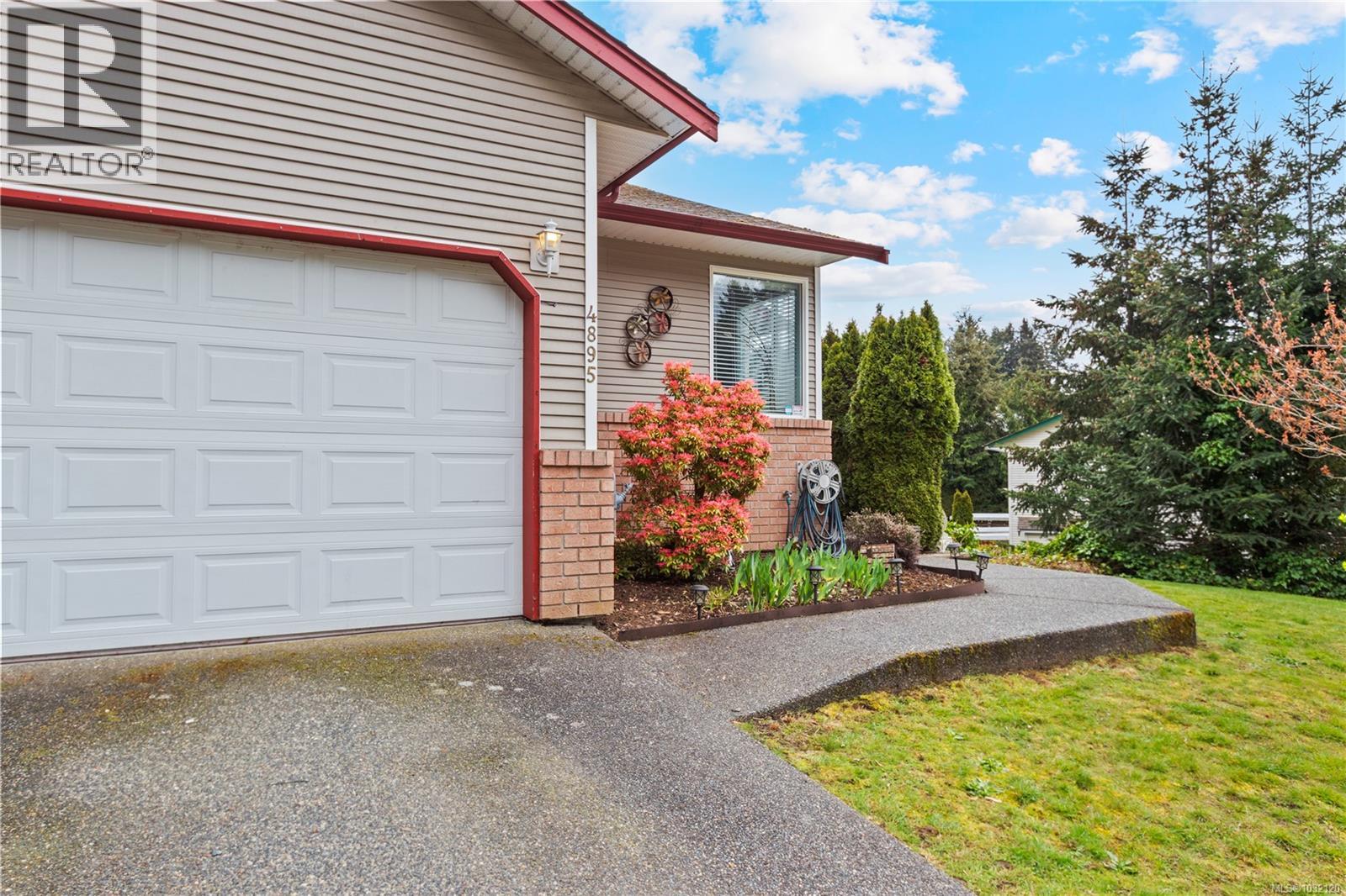 4895 Fairbrook Cres - 2