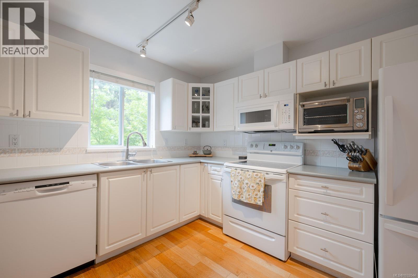 #301 24 Prideaux St - 11