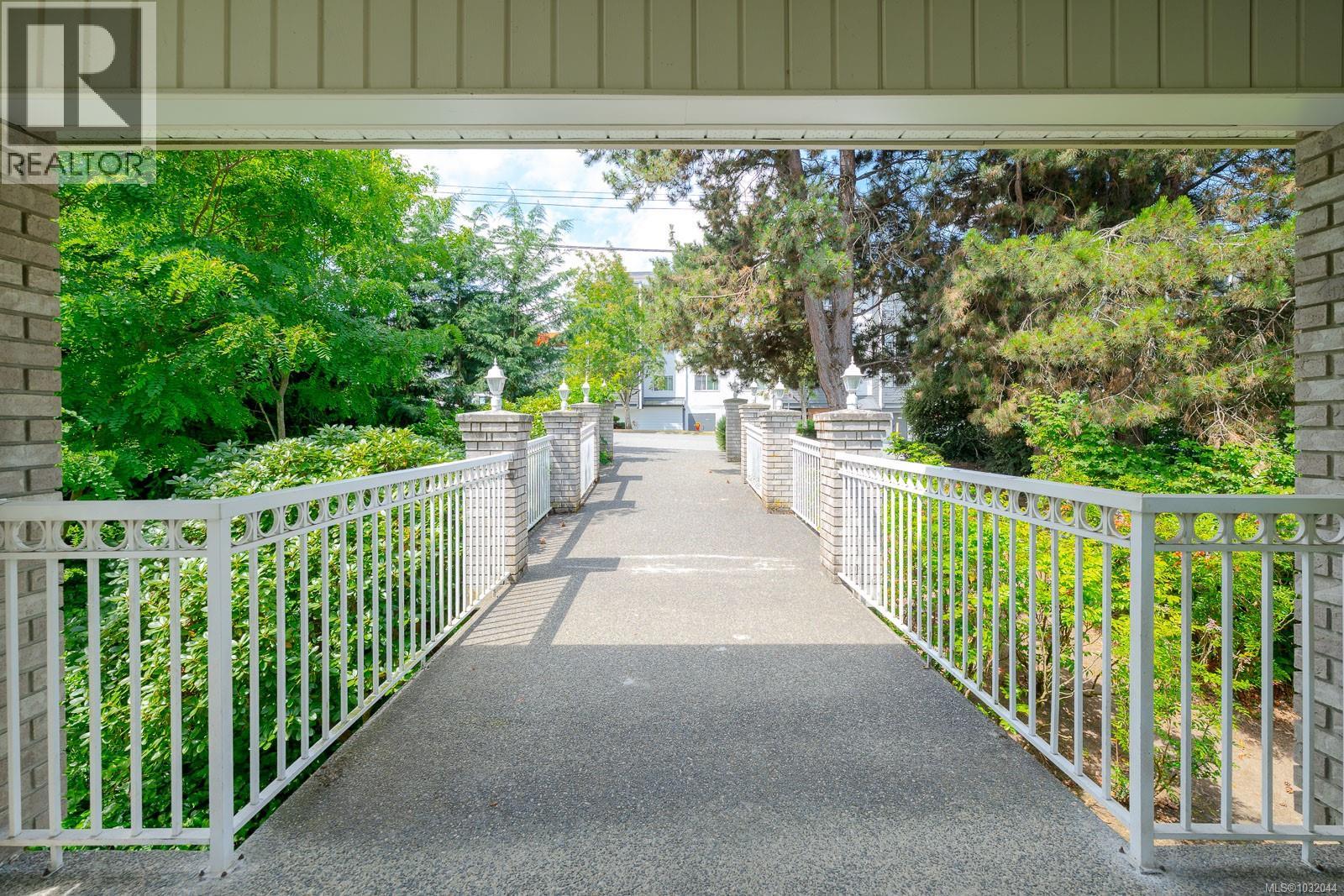 #301 24 PRIDEAUX ST - 31