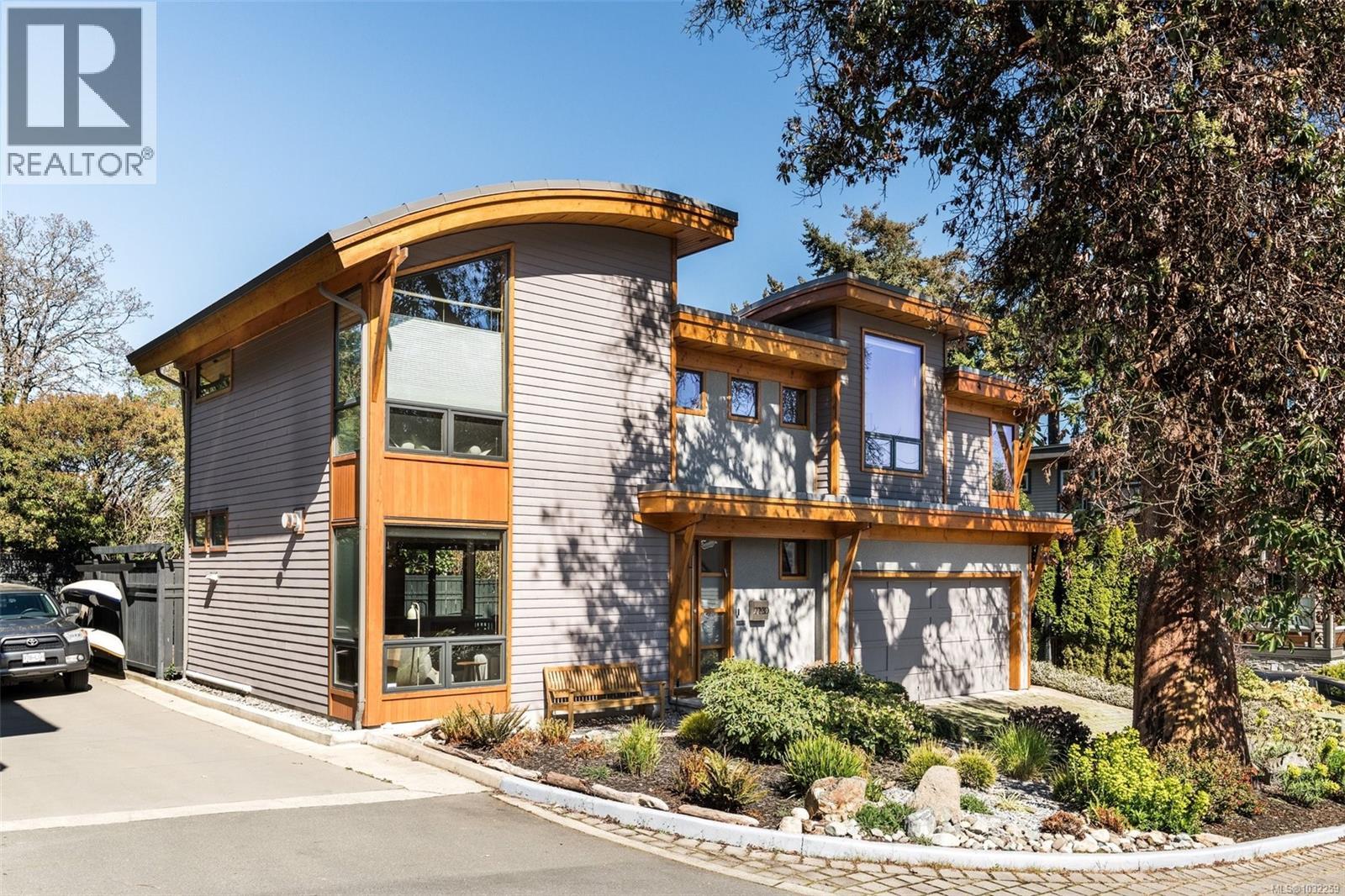  220 Moss Rock Place, Victoria