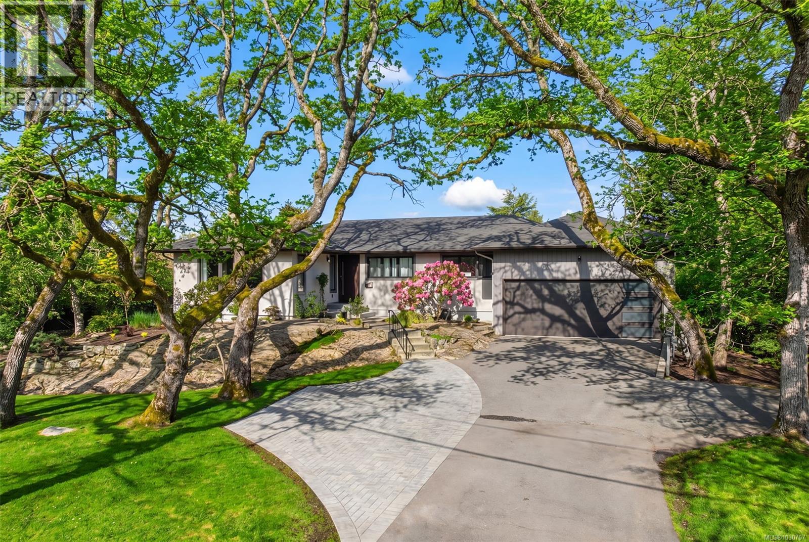  910 Foul Bay Road, Victoria