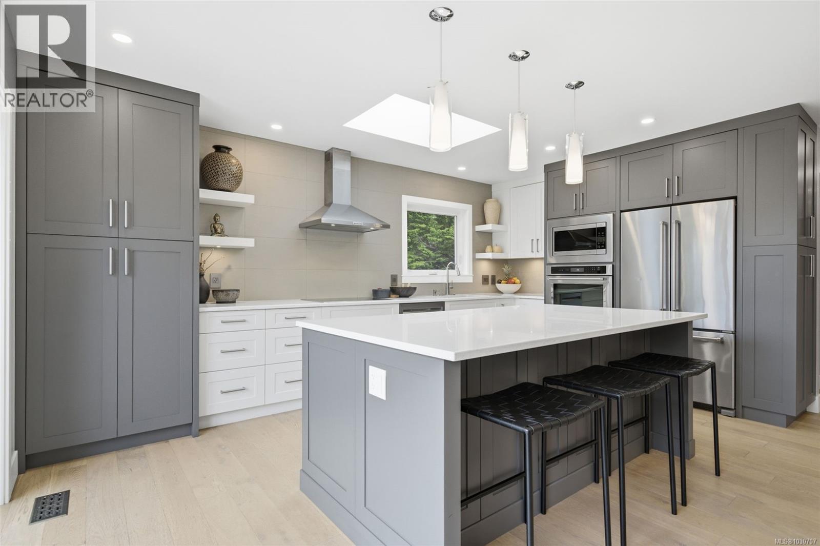  910 Foul Bay Road, Victoria