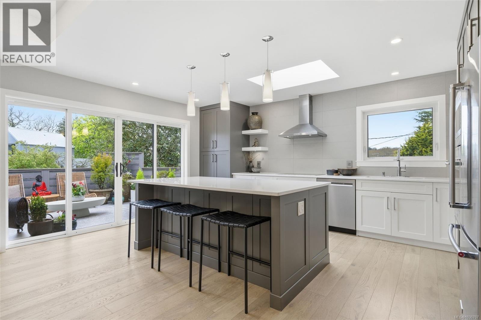  910 Foul Bay Road, Victoria