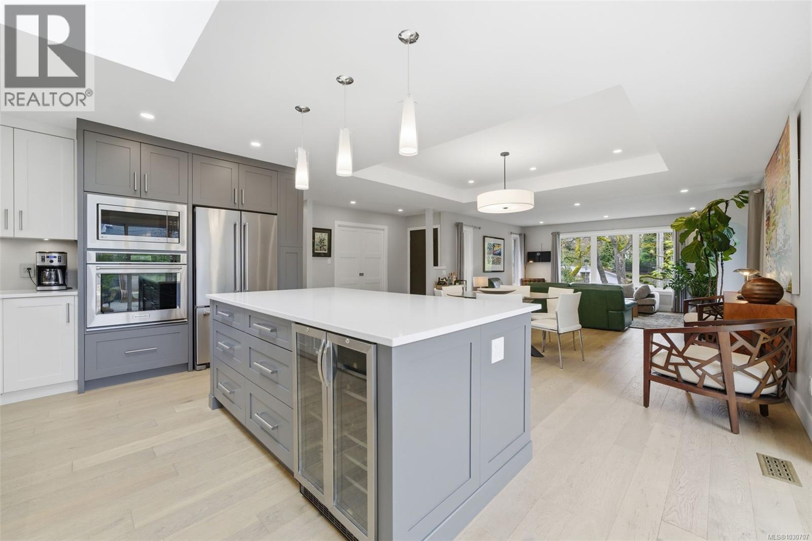  910 Foul Bay Road, Victoria