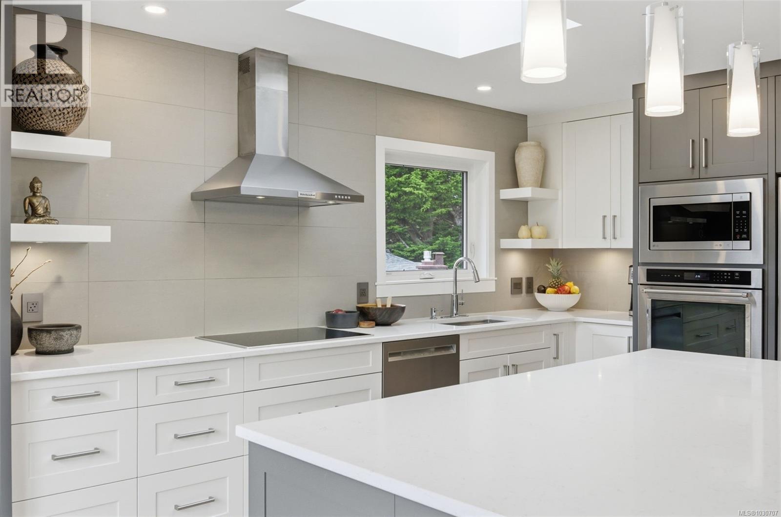  910 Foul Bay Road, Victoria