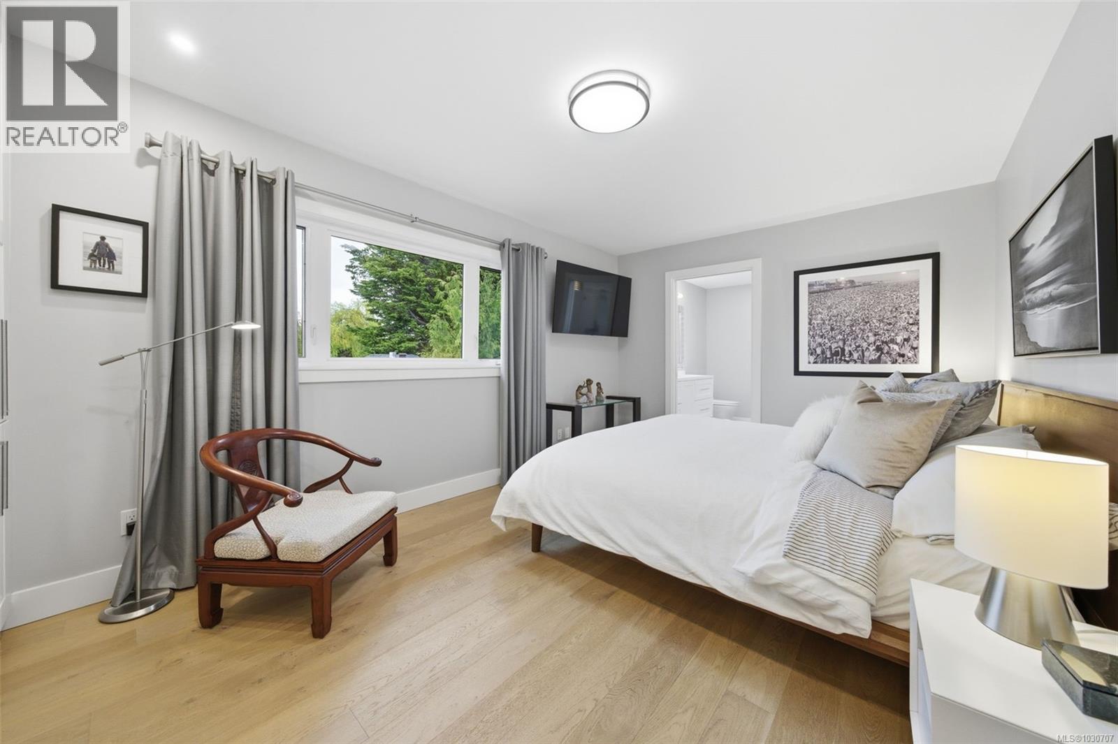  910 Foul Bay Road, Victoria