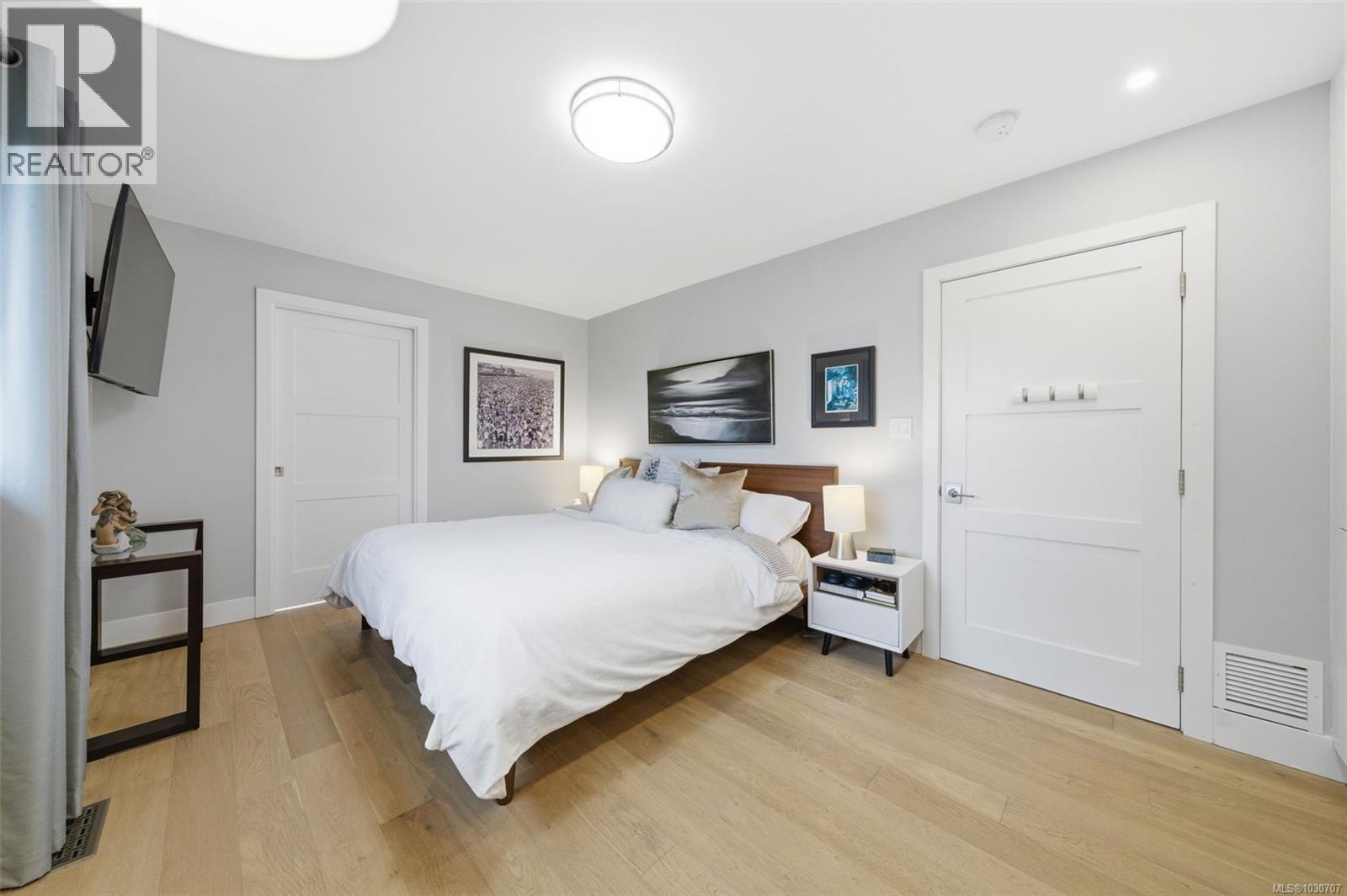  910 Foul Bay Road, Victoria