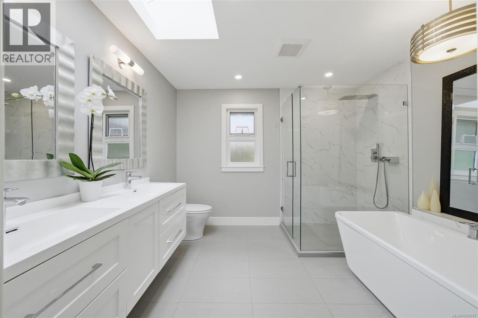  910 Foul Bay Road, Victoria