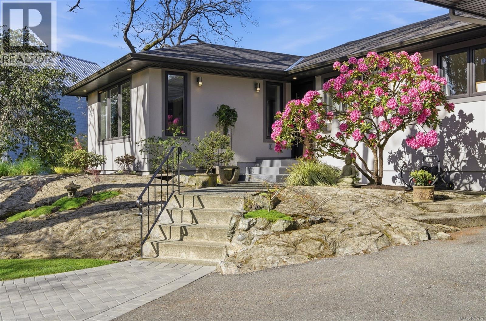  910 Foul Bay Road, Victoria