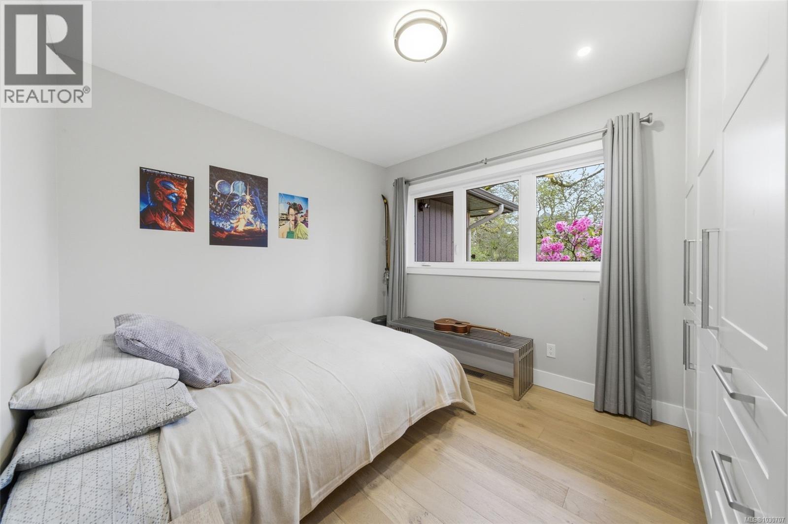  910 Foul Bay Road, Victoria