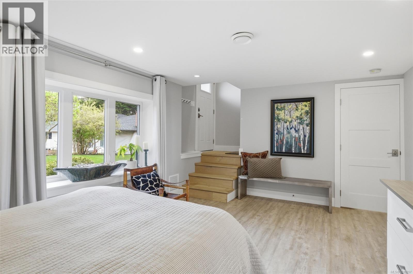  910 Foul Bay Road, Victoria