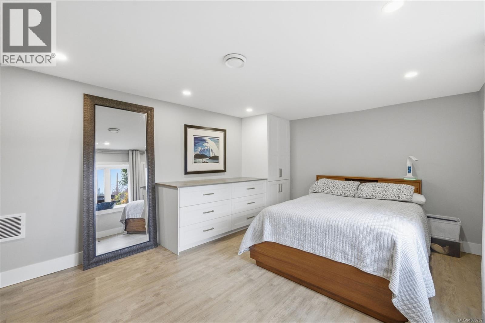  910 Foul Bay Road, Victoria