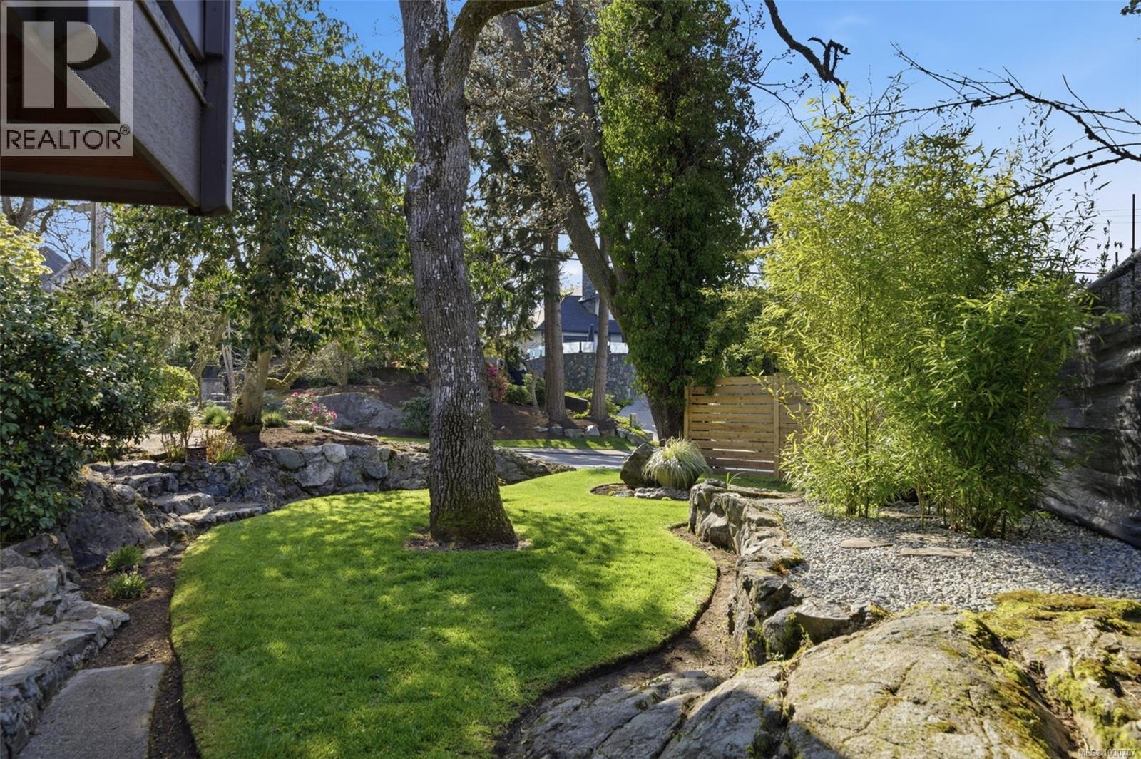  910 Foul Bay Road, Victoria