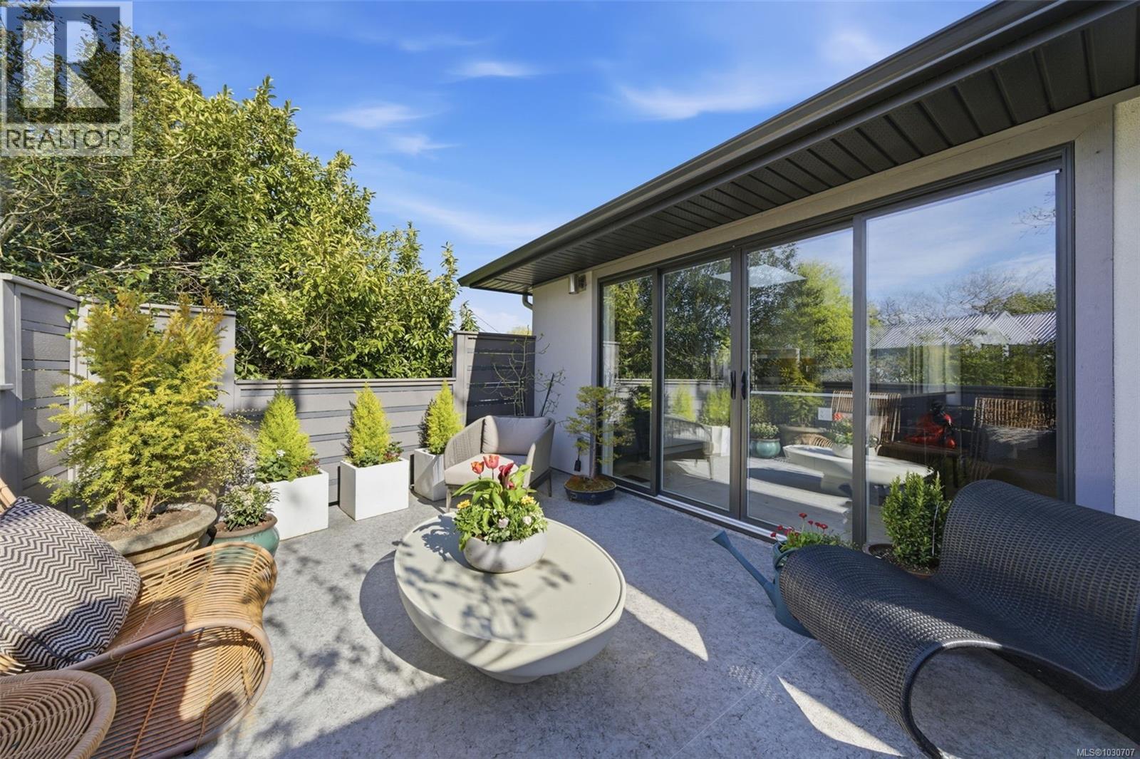  910 Foul Bay Road, Victoria