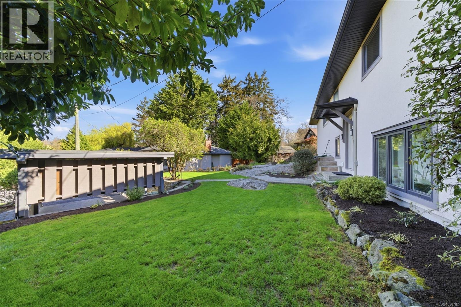  910 Foul Bay Road, Victoria