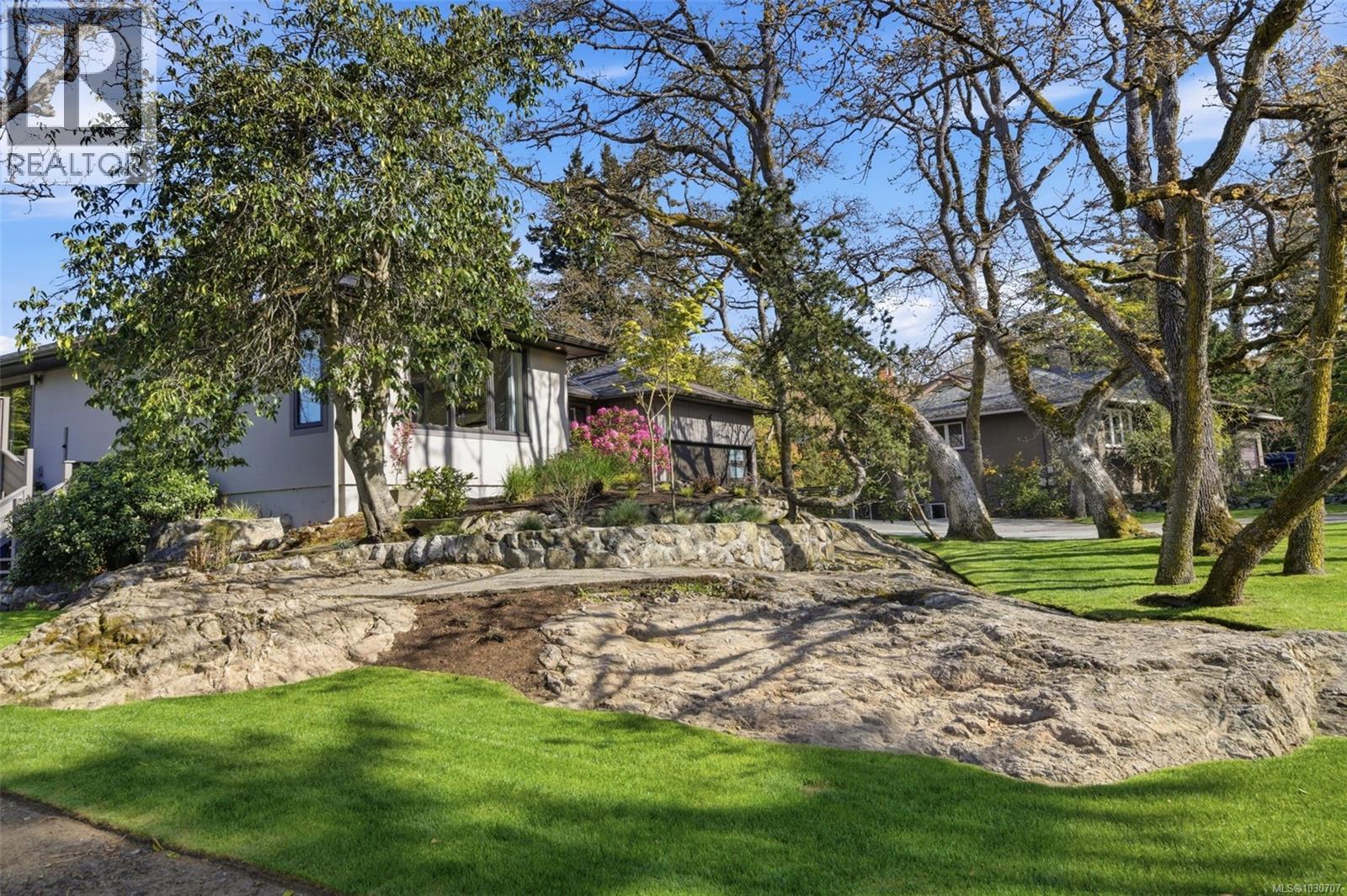  910 Foul Bay Road, Victoria