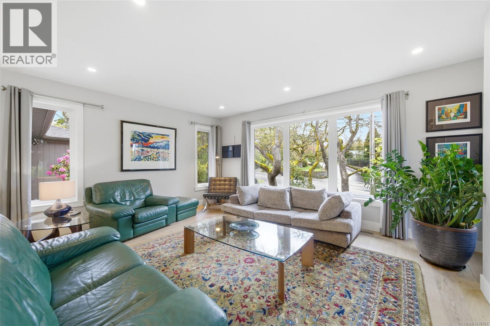  910 Foul Bay Road, Victoria