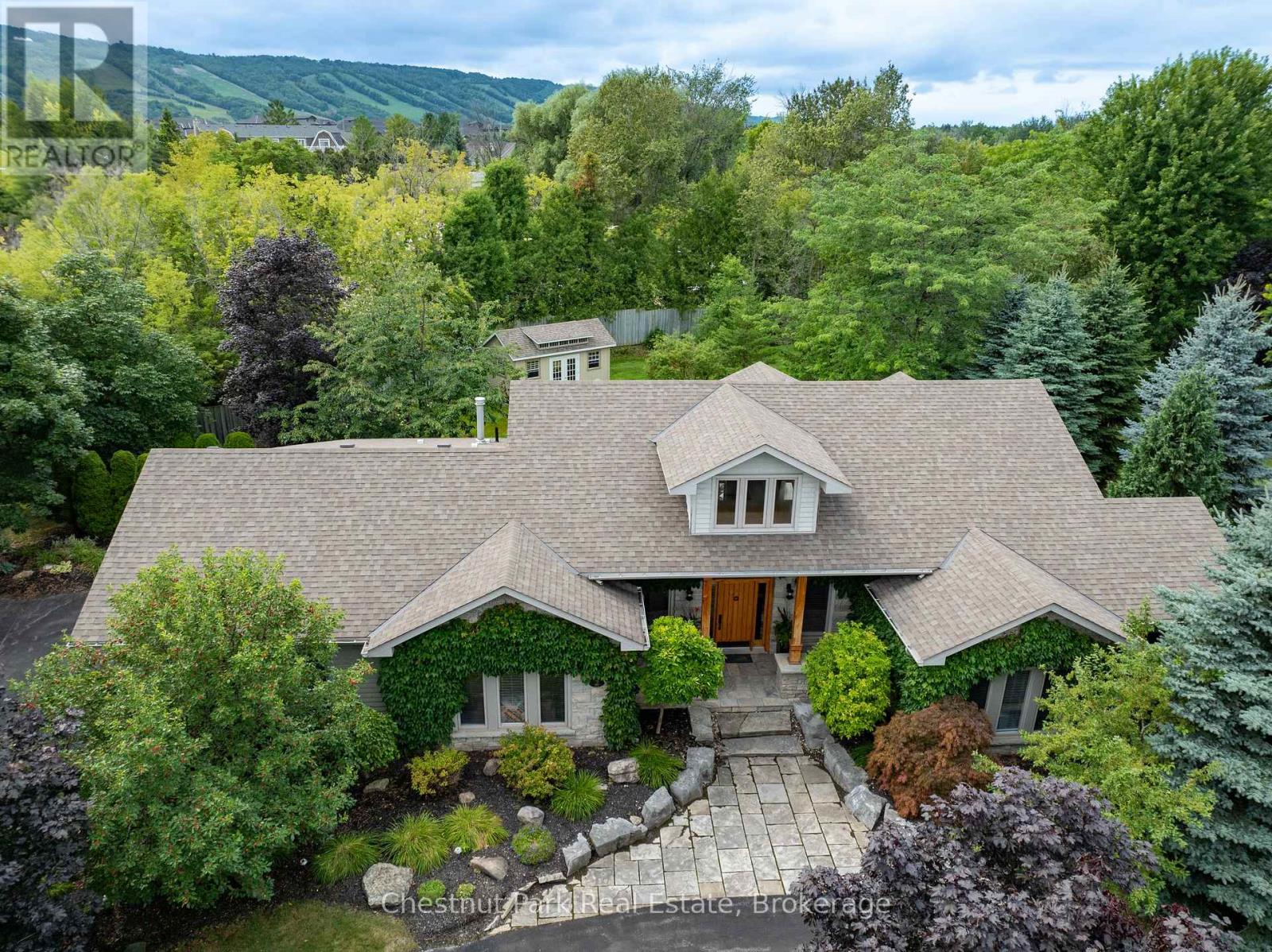 A 2 minute drive to Blue Mountain Resort