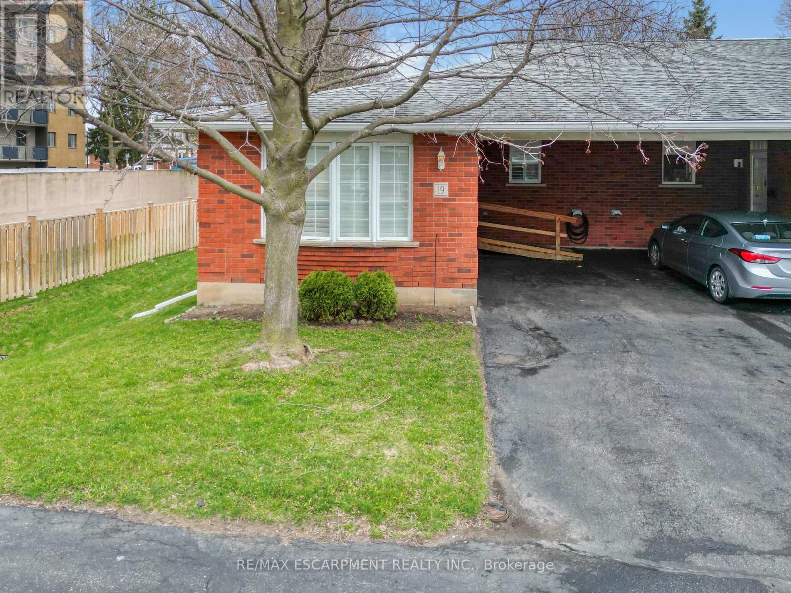 19 - 229 LYNDEN ROAD