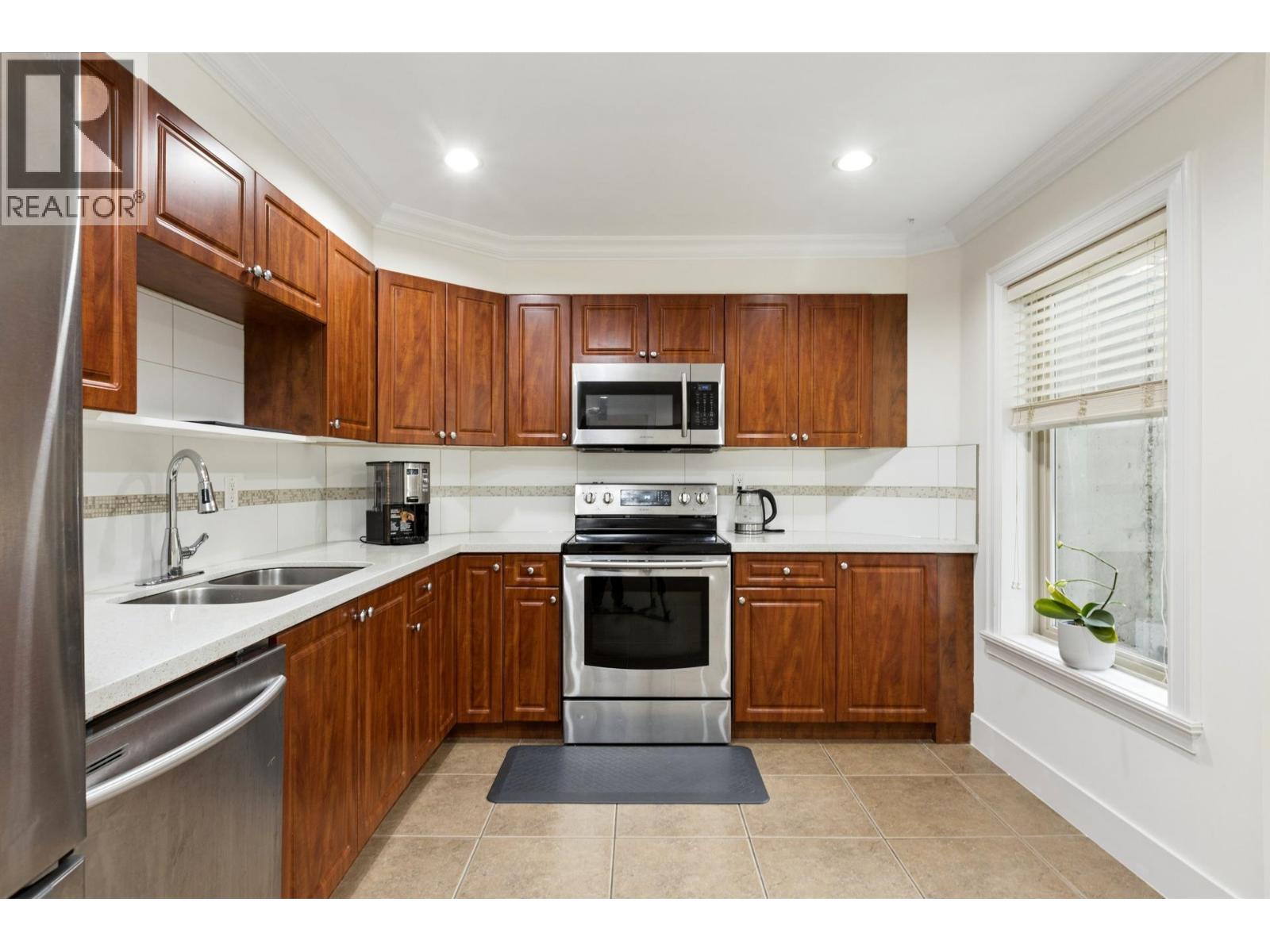 418 E 13TH STREET, North Vancouver