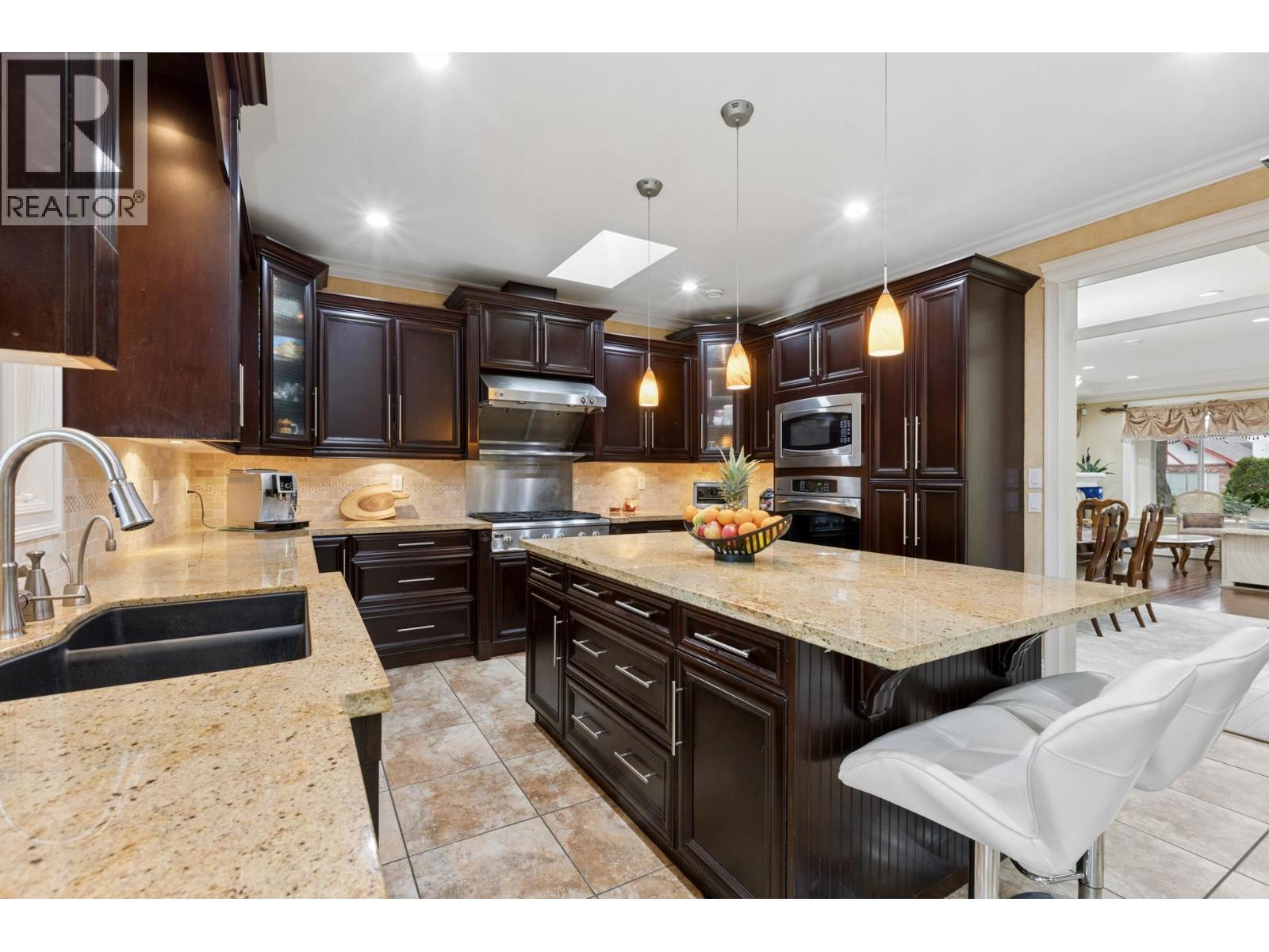 418 E 13TH STREET, North Vancouver