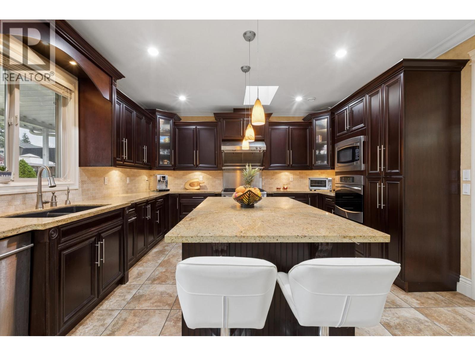 418 E 13TH STREET, North Vancouver