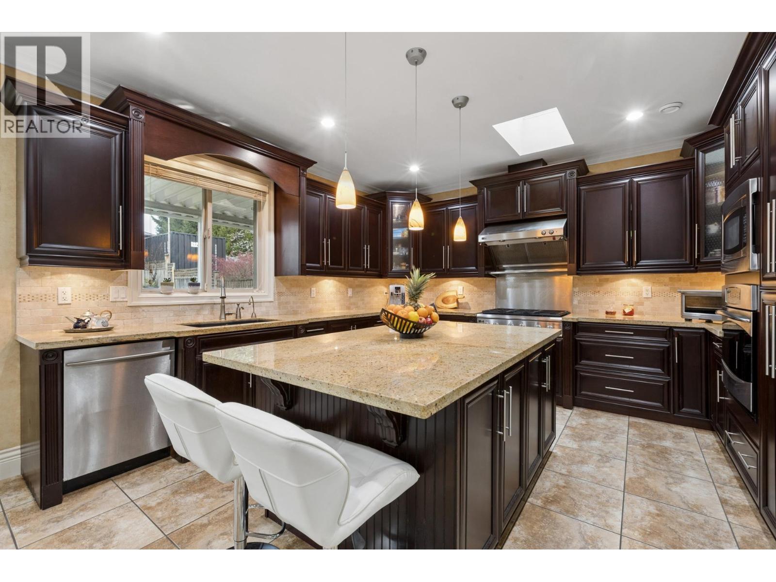 418 E 13TH STREET, North Vancouver