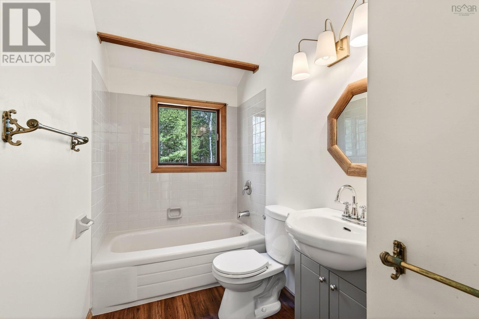 Property 30 of 45 of 122 Windsor Drive