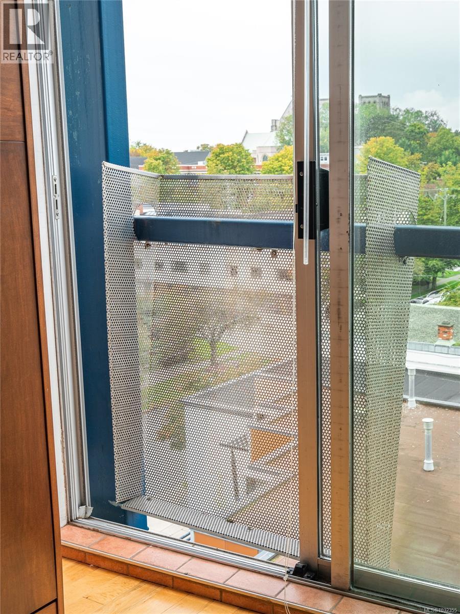 #512 1061 FORT ST - 9