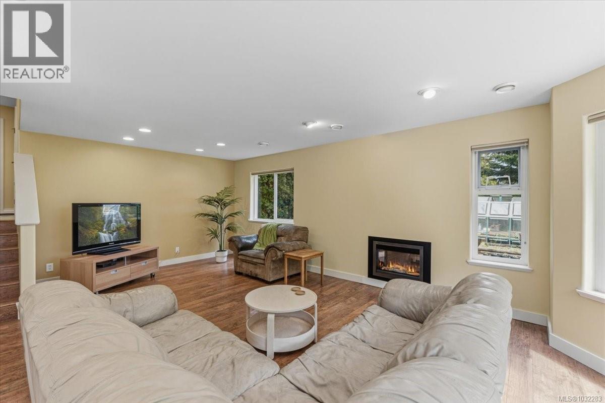 2416 NANOOSE RD - 23