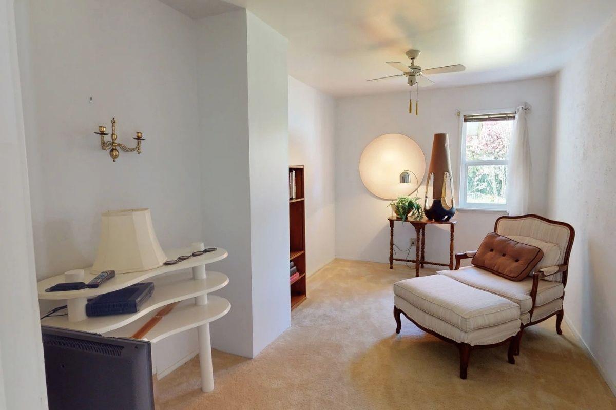 1137 PARKER STREET, White Rock