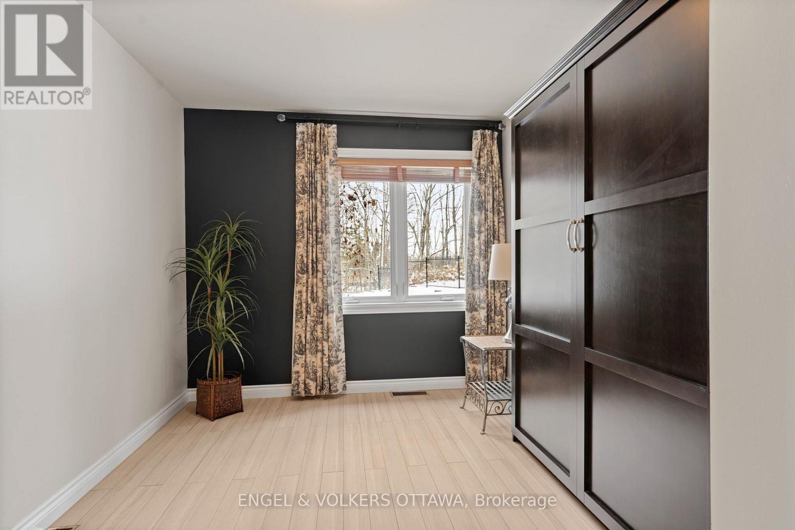 3 HAZELWOOD WAY - 25