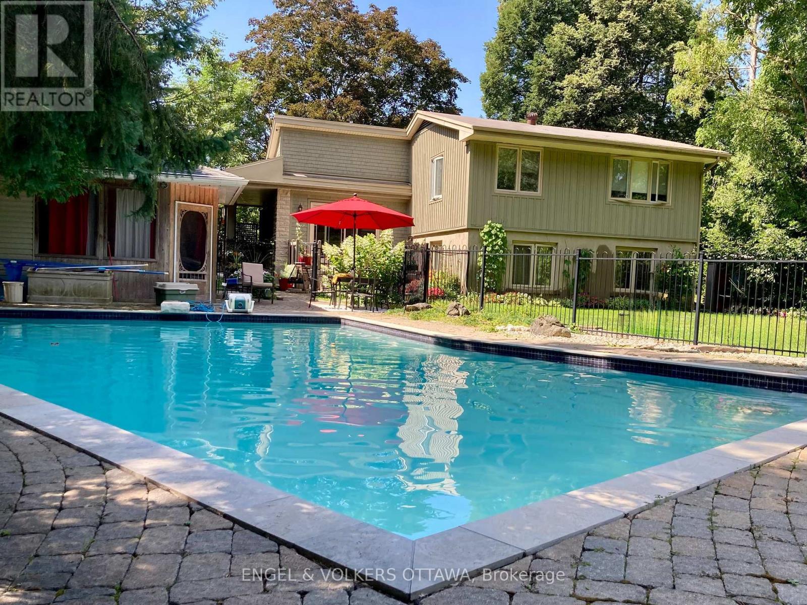 3 HAZELWOOD WAY - 33