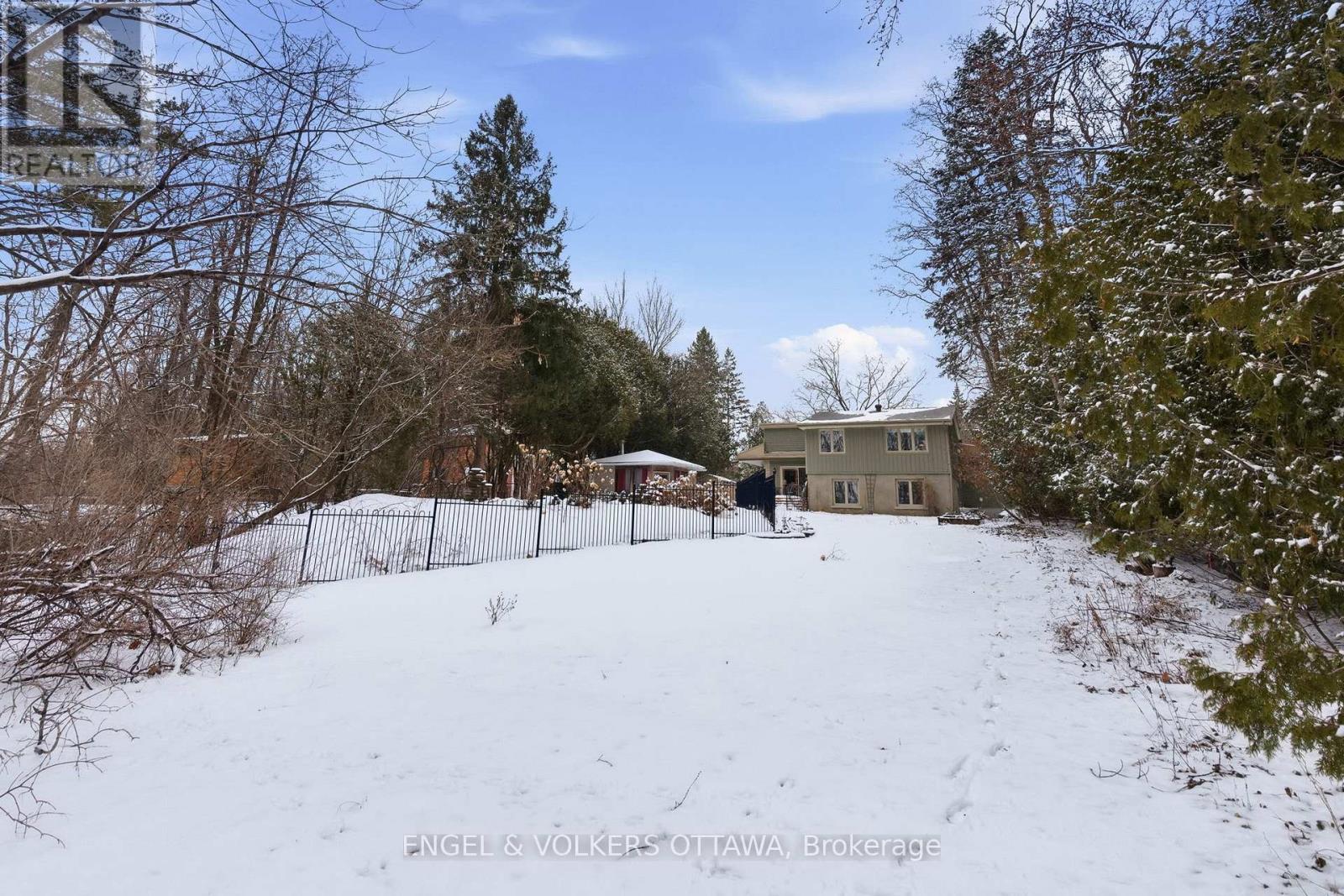 3 HAZELWOOD WAY - 34