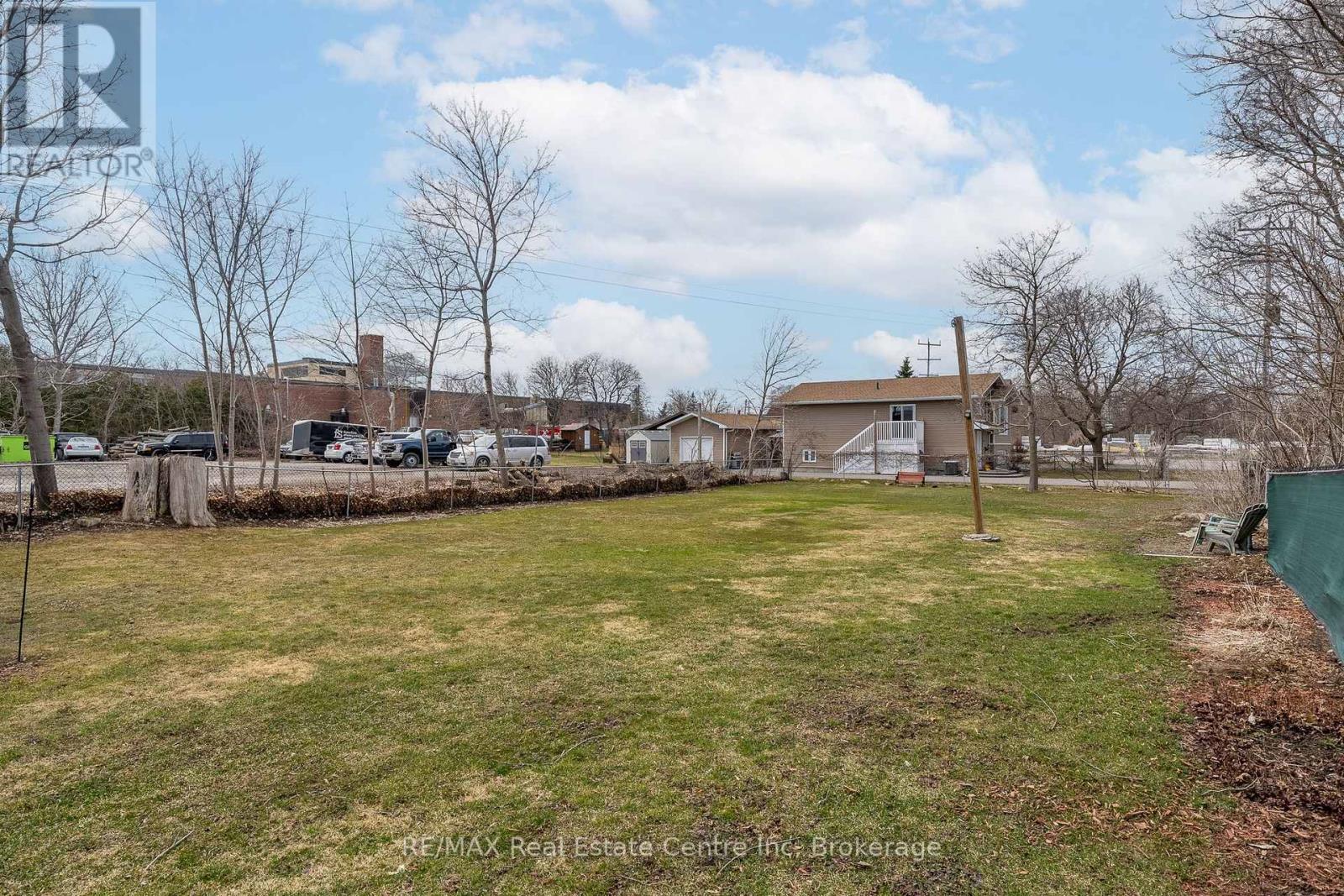 24 LINDSAY STREET — photo 40
