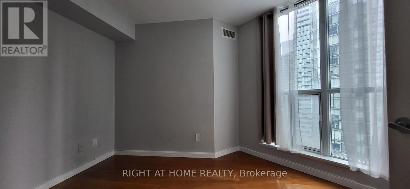 #1912 8 YORK STREET - 32