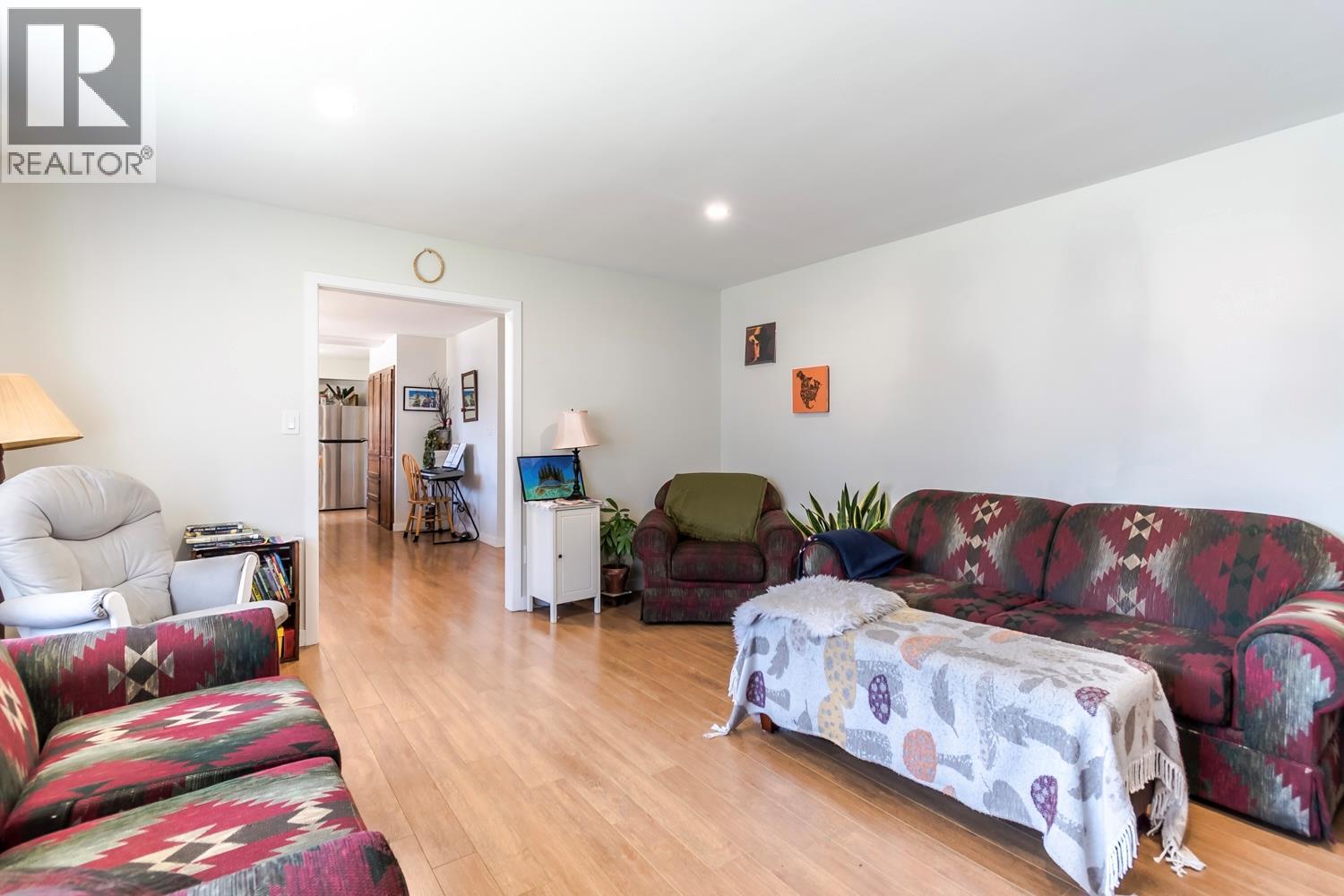 819 ORCHARD DRIVE - 52