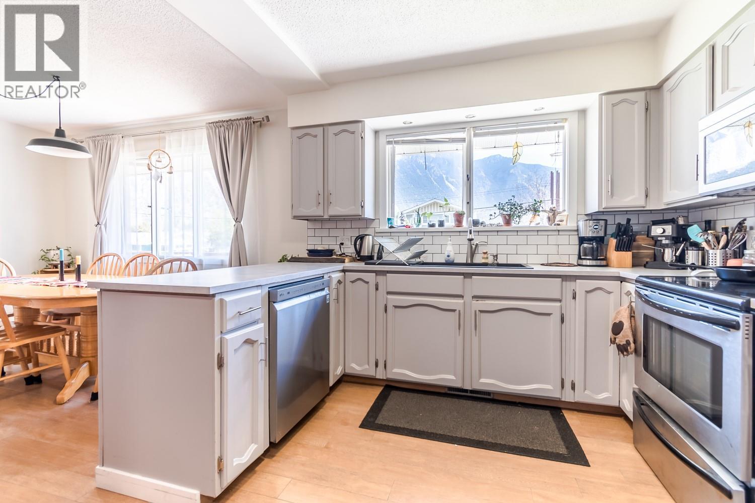 819 ORCHARD DRIVE - 34