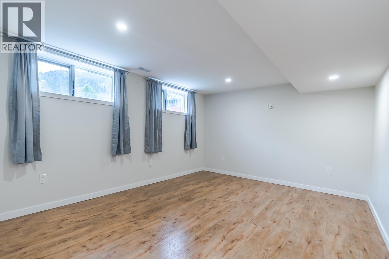 819 ORCHARD DRIVE - 43