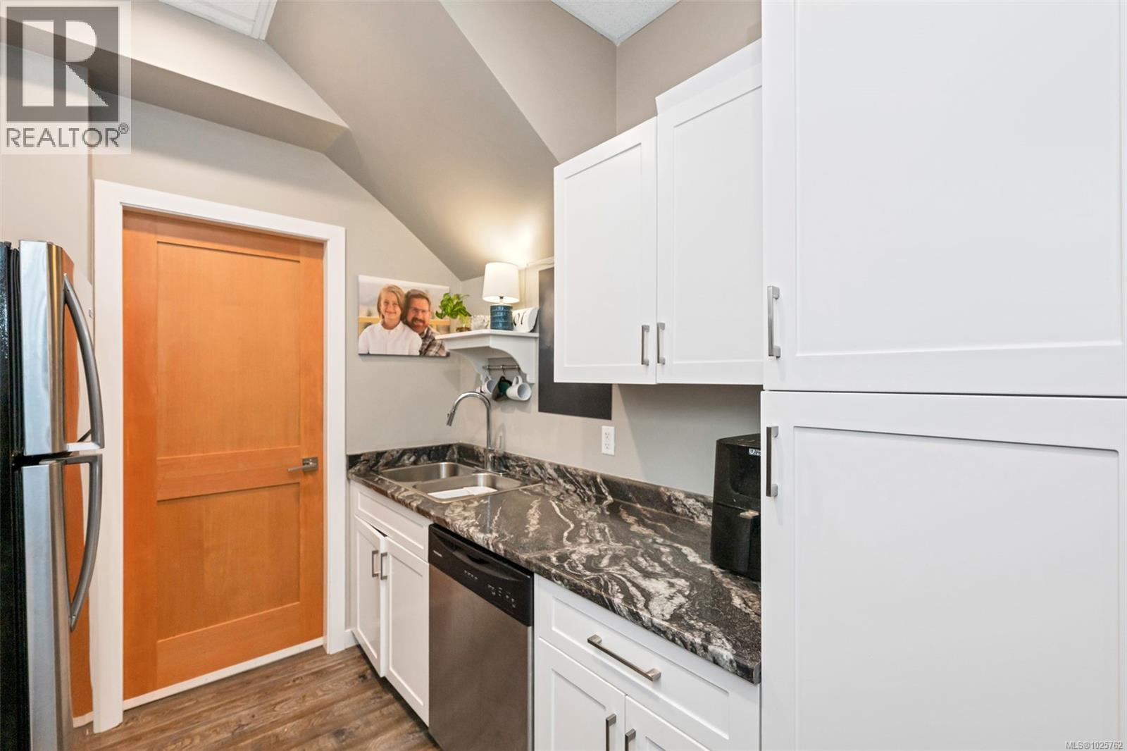 #111 689 Hoffman Ave - 9