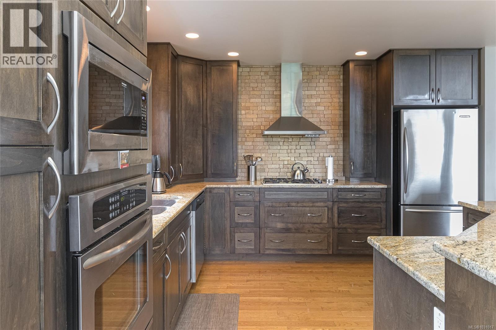 843 COUNTRY CLUB DR - 16