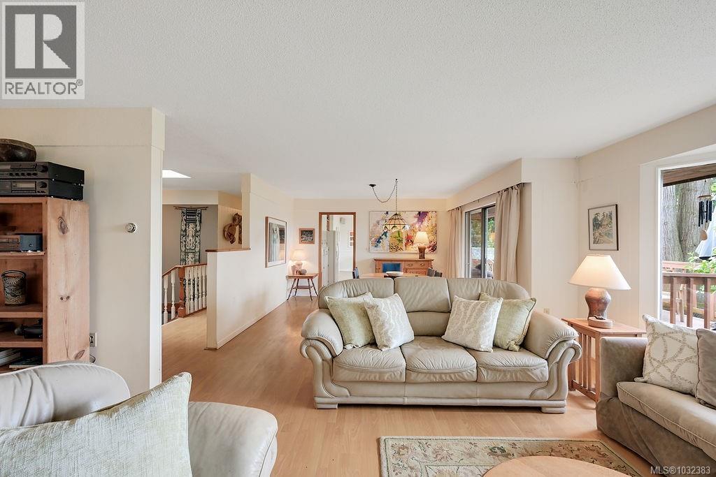 9236 PINETREE RD - 12