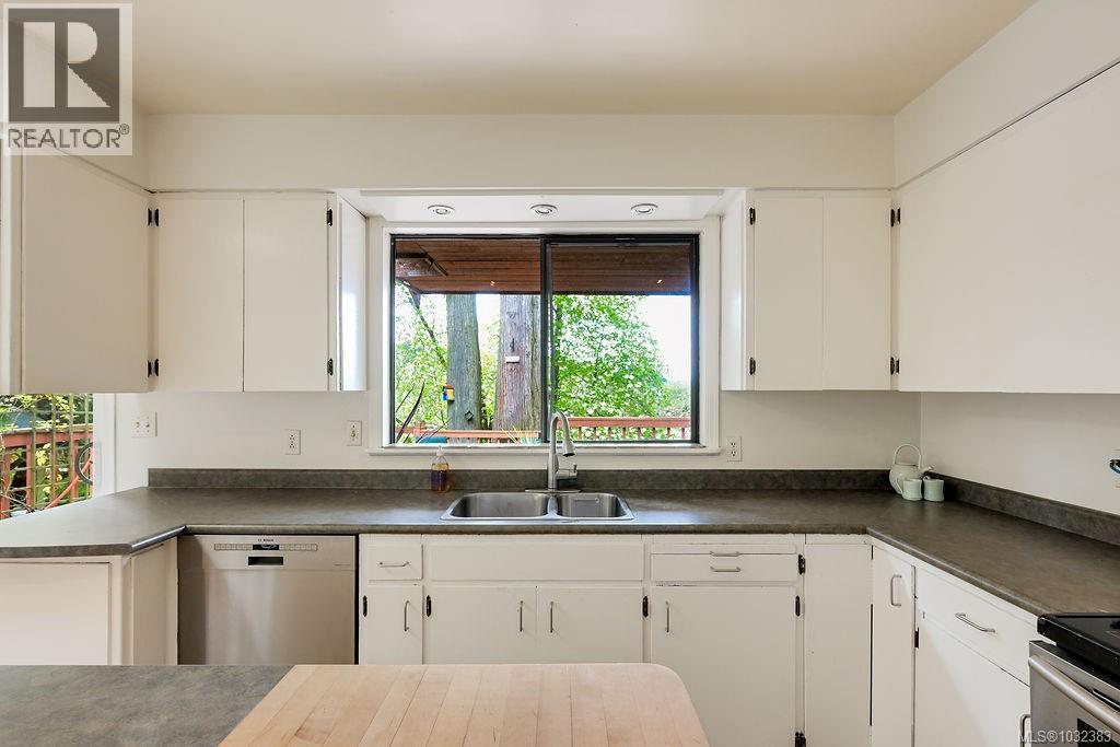 9236 PINETREE RD - 19