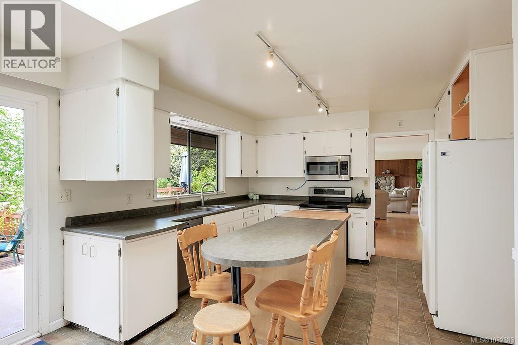 9236 PINETREE RD - 22