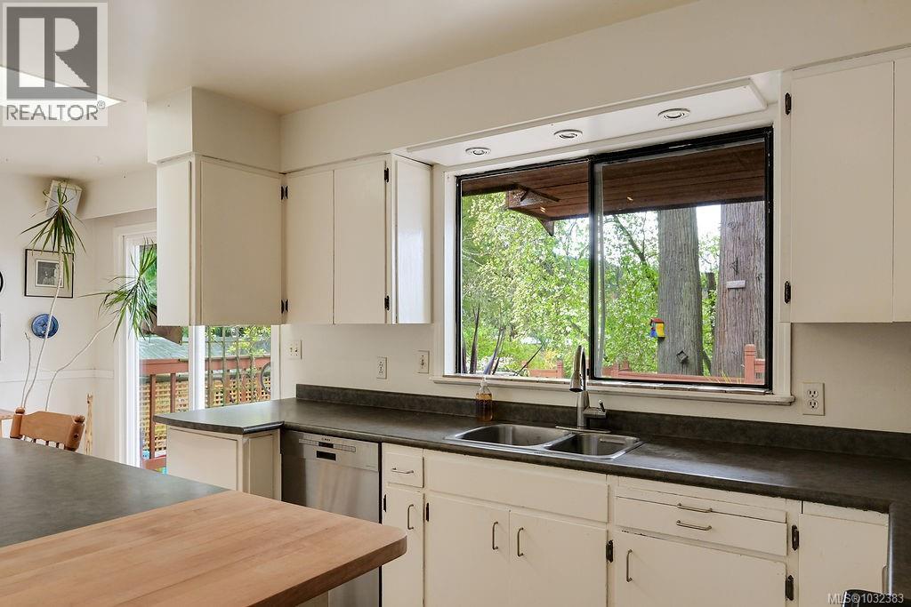 9236 PINETREE RD - 24